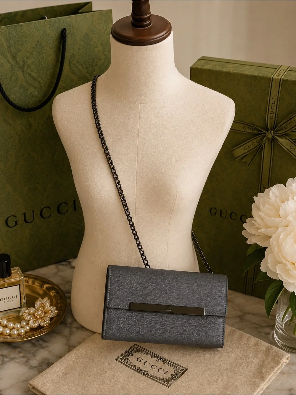 ✨ Gucci Pebbled Leather Wallet on Chain / Clutch ✨